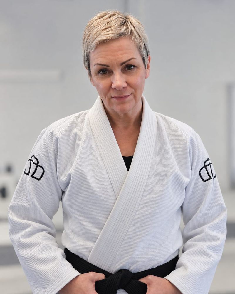 Anke, BJJ-Schwarzgurt, im weißen Gi im Imperial Ground